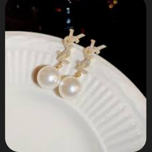 Earring - Picture 2 of 9